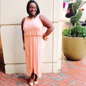 👗 Cute flowy peach maxi dress with front spilt👗